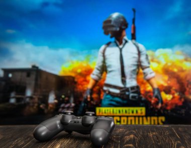 Odessa, Ukrayna - 12 Mayıs 2019. Siyah playstation 4 gamepad üzerinde t