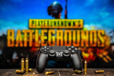 Odessa, Ukrayna - 12 Mayıs 2019. Siyah playstation 4 gamepad üzerinde t