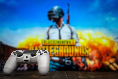 Odessa, Ukrayna - 13 Mayıs 2019. Beyaz playstation 4 gamepad üzerinde t