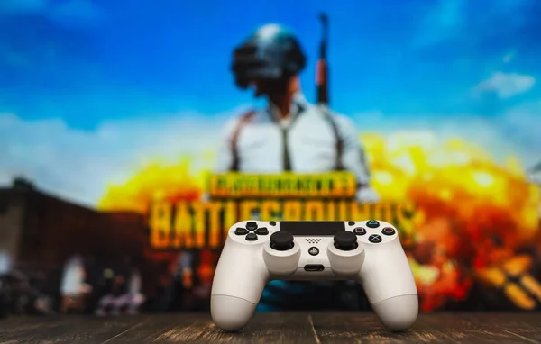 Odessa, Ucrania - 13 de mayo de 2019. Playstation blanco 4 gamepad en t — Foto de Stock