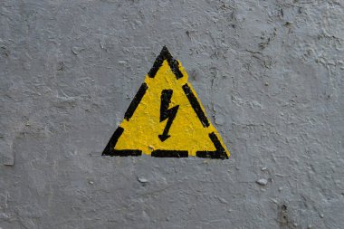 Gri kaba metaik boyalı su elektriksel tehlike işareti