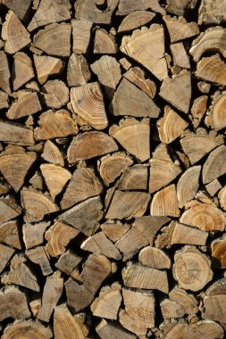 Özenle yığılmış odun. Kuru doğranmış kütüklerin arka planı