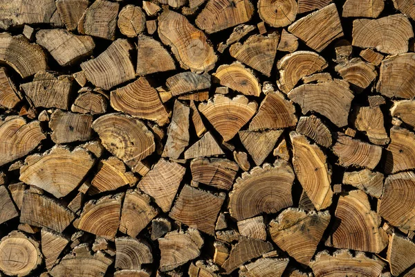 Özenle yığılmış odun. Kuru doğranmış kütüklerin arka planı — Stok fotoğraf
