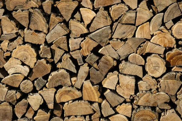 Leña bien apilada. Fondo de troncos secos picados — Foto de Stock