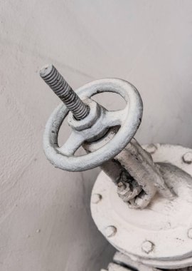 Hafif arka planda eski endüstriyel vana. Metal boru hattı vanası