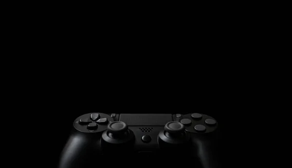 暗い背景に現代の黒のゲームパッド。警官とのゲームコンセプト — ストック写真