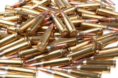 beyaz bir arka plan üzerinde 308 kalibrelik tüfek için kartuşları. bir demet 