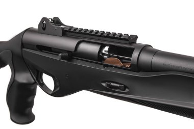 Modern siyah av tüfeği beyaz sırt izole