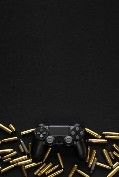 Современный черный геймпад на черном фоне среди отработанного картеля — стоковое фото