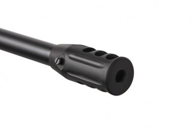 Beyaz üzerinde izole modern keskin nişancı tüfeği. Uzun süre ateş için silah