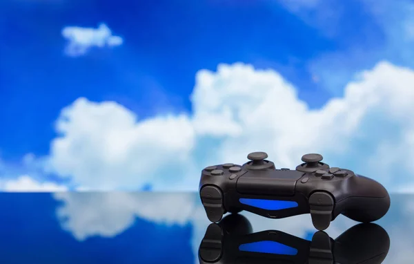 Mavi gökyüzüne karşı modern siyah gamepad. Joystick siyah renk — Stok fotoğraf