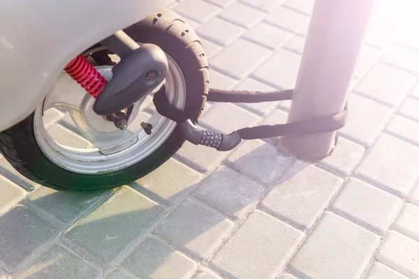 Motor Scooter tekerleğini engelleyen kombinasyon güvenlik kilidi. 