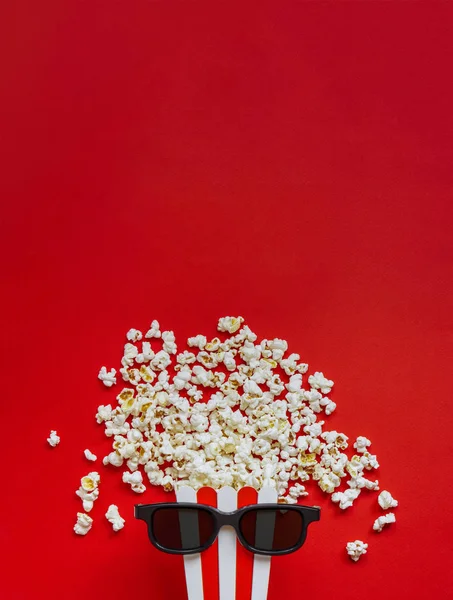 Popcorn in a red and white cardboard box with glasses for a 3D m — Stock Photo, Image