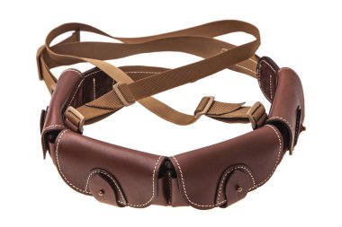 Kahverengi deri bandolier beyaz bir arka plan üzerinde izole