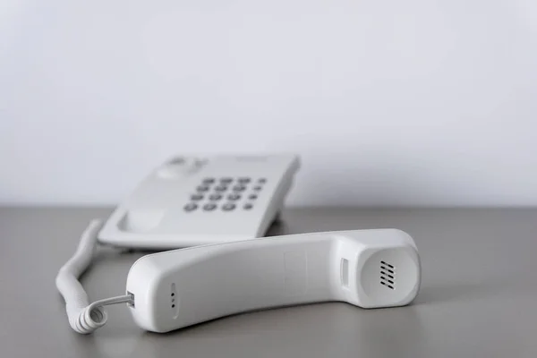 Moderno telefone de escritório fixo branco com um gancho. Apoio técnico — Fotografia de Stock