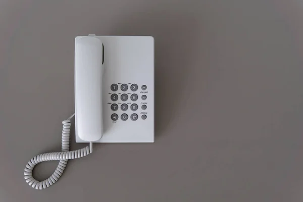Primer plano teléfono blanco, teléfono de oficina en el escritorio . —  Fotos de Stock