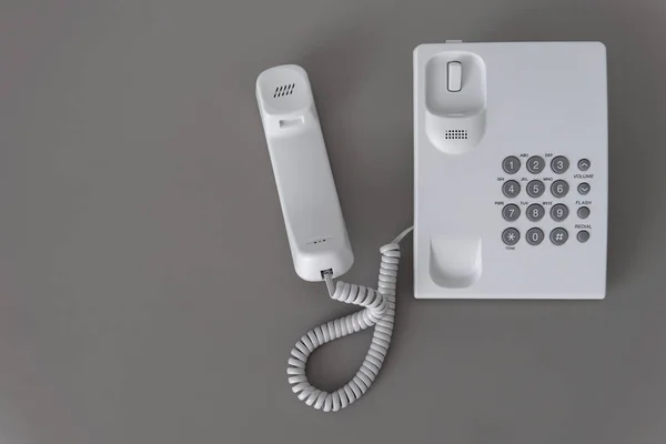 Teléfono moderno de la oficina del teléfono fijo blanco con un gancho. Apoyo técnico —  Fotos de Stock