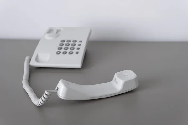 Moderno telefone de escritório fixo branco com um gancho. Apoio técnico — Fotografia de Stock