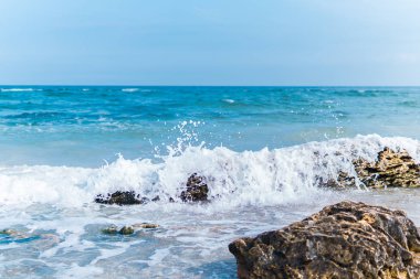 Yumuşak dalga taş koyunda çökmeye. Deniz kenarında taşlar. Deniz dalgası BRE