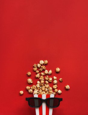 Bir 3D m için gözlük ile kırmızı ve beyaz karton kutuda Popcorn