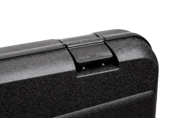 Черный пластиковый футляр для пистолета изолирован на белой спине — стоковое фото