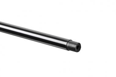 Modern karabina varil beyaz arka izole