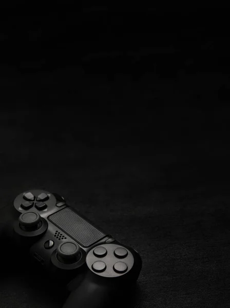 Czarny bezprzewodowy gamepad na czarnym tle — Zdjęcie stockowe