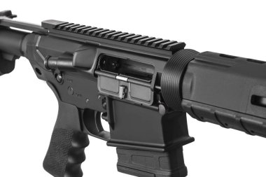 Modern otomatik tüfek üzerinde beyaz izole 