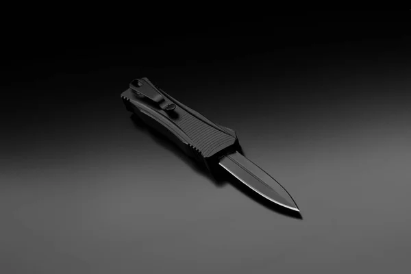 Navaja sobre fondo negro degradado. Cuchillo plegable moderno . — Foto de Stock