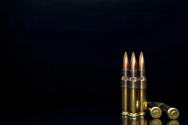 Kulka izolovaná na černém pozadí s reflexionem. Kulka z pušky — Stock fotografie