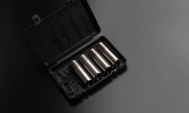 Boğma tabancası ve siyah sırt onlar için anahtar