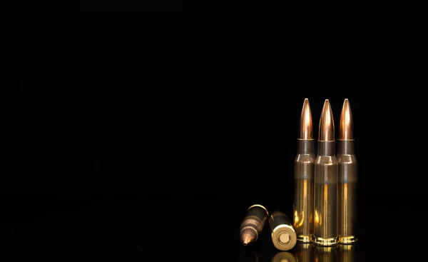 Bullet elszigetelt fekete háttér reflexiós. Puska golyó — Stock Fotó