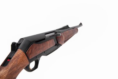 beyaz üzerinde izole modern yarı otomatik av tüfeği 