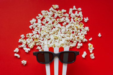 Bir 3D m için gözlük ile kırmızı ve beyaz karton kutuda Popcorn