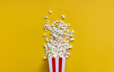 Sarı sırtta kırmızı ve beyaz karton kutuda patlamış mısır. Popco