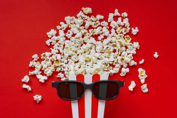 Popcorn in einem rot-weißen Karton mit Gläsern für 3d m — Stockfoto