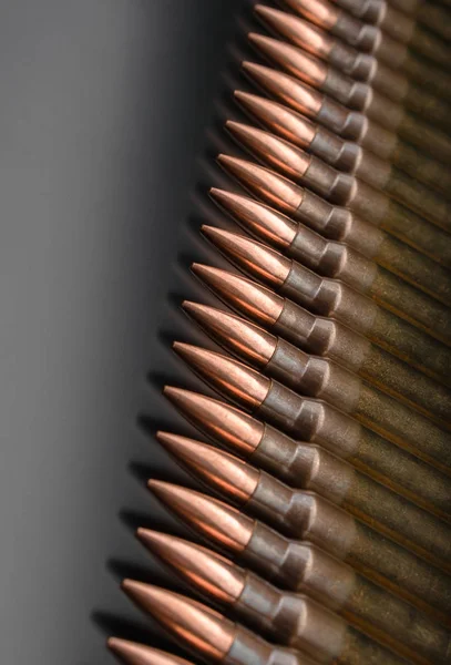 Geweer kogels close-up op zwarte rug. Cartridges voor geweer en c — Stockfoto
