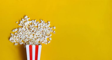 Sarı sırtta kırmızı ve beyaz karton kutuda patlamış mısır. Popco