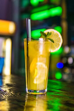 Uzun bir bardak ve limon bir dilim portakal kokteyli. 