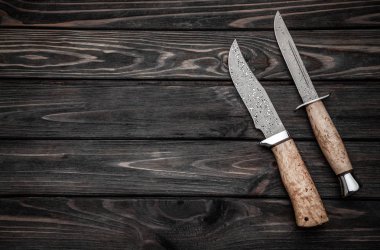 Koyu ahşap backgrou bir ahşap sapı ile Bowie bıçak Avcılık