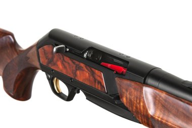 Ahşap bir popo ile Modern yarı otomatik av tüfeği izole o