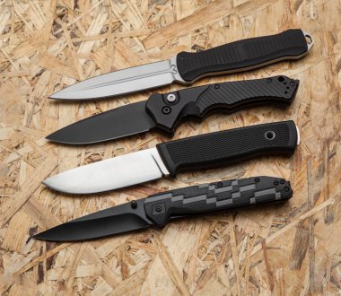 Hafif ahşap arka planda farklı avcılık ve penknives