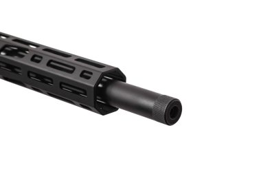 Beyaz üzerinde izole modern keskin nişancı tüfeği. Uzun süre ateş için silah