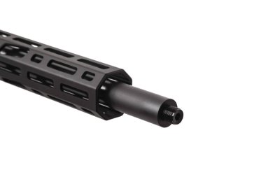 Beyaz üzerinde izole modern keskin nişancı tüfeği. Uzun süre ateş için silah