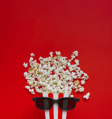 Bir 3D m için gözlük ile kırmızı ve beyaz karton kutuda Popcorn