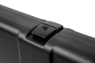 Beyaz arka üzerinde izole silah için siyah plastik durumda