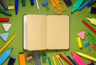 Okul ofis malzemeleri, fotokopi alanı olan bir masada. Okula geri dön