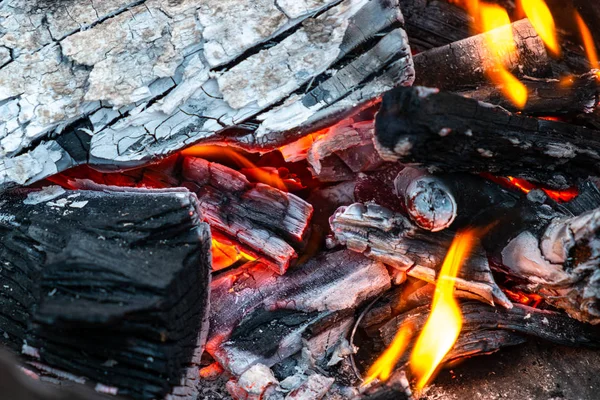 Κοντινά πλάνα από κάψιμο και φλεγόμενα καυσόξυλα. Κοντινό κομμάτι της καύσης — Φωτογραφία Αρχείου