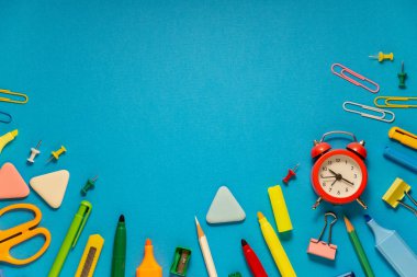 Okul ofis malzemeleri, fotokopi alanı olan bir masada. Okula geri dön