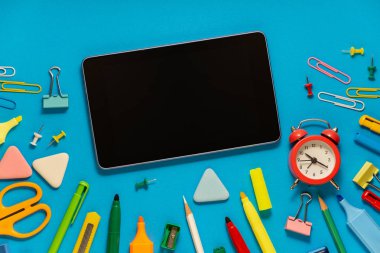 Okul ofis malzemeleri, fotokopi alanı olan bir masada. Okula geri dön